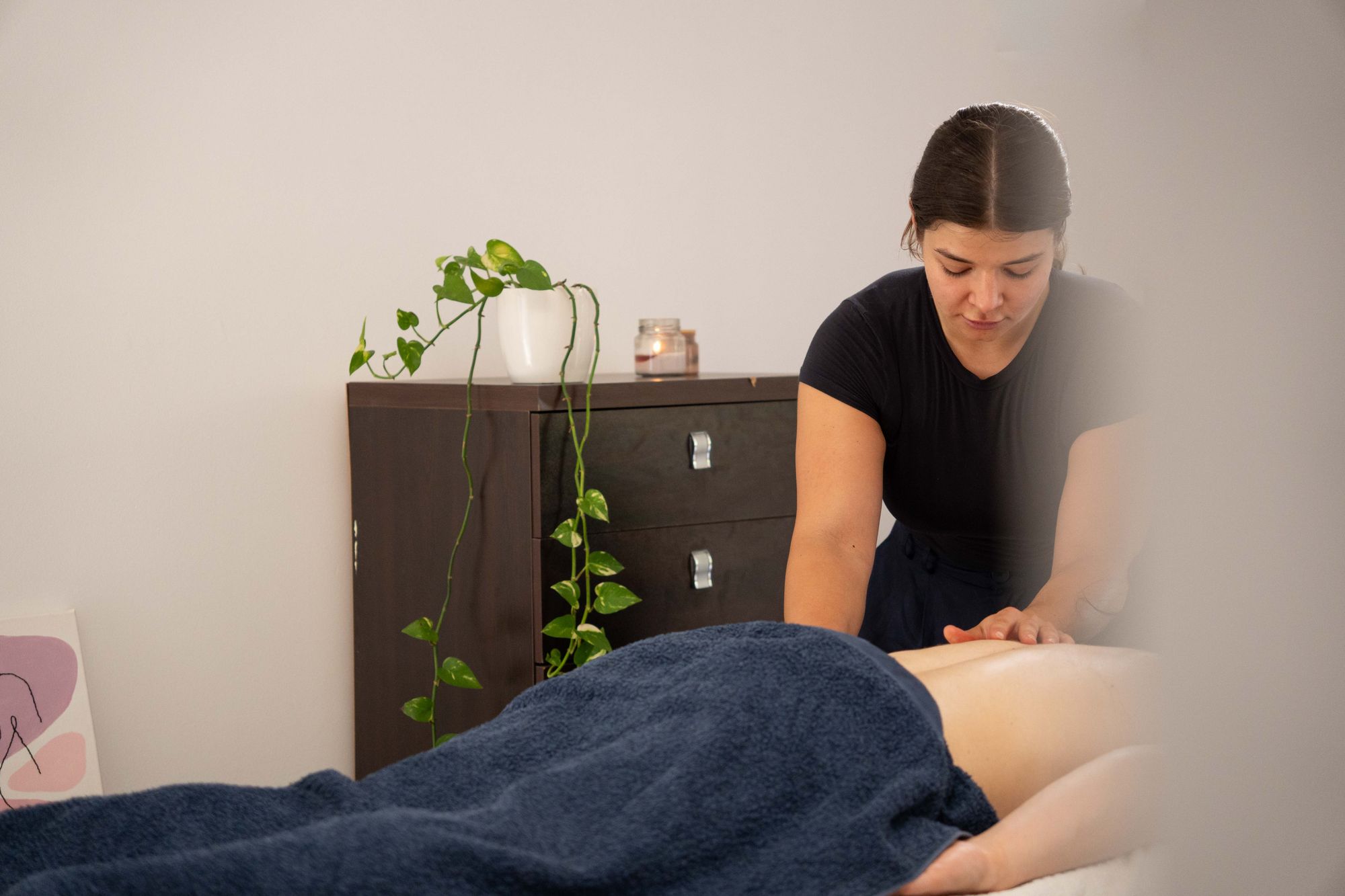 Θεραπεύτρια Λούσι κατά τη διάρκεια θεραπευτικού μασάζ