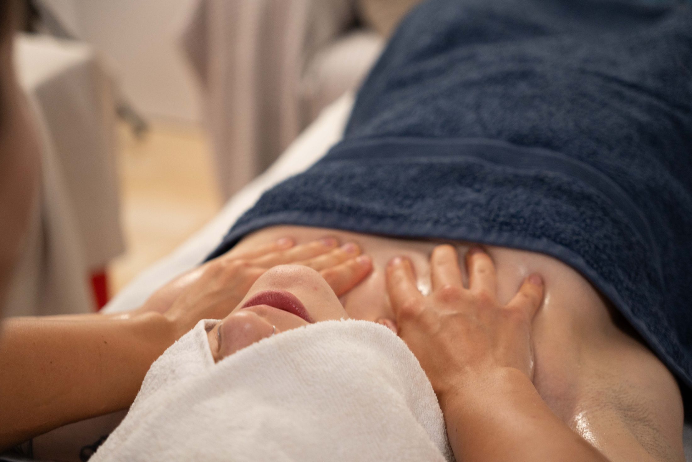 Λούσι προσφέρει εξατομικευμένη συνεδρία μασάζ σε πελάτη